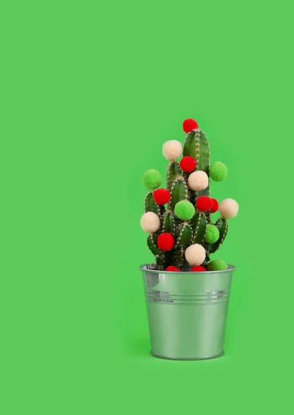 Árvore Cacto Férias Engraçado Com Bolas Coloridas Flor Tropical Verde — Fotografia de Stock