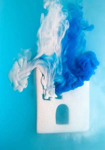 Petite Maison Céramique Sous Eau Avec Des Peintures Acryliques Bleues — Photo