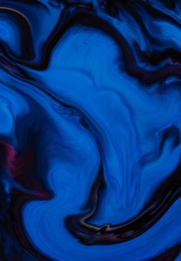 Soyut arka plan siyah, mavi ve derin mor akrilik boya ile renkli. Karanlık alan, dünya-den geçerek mikroskop veya derin su altında görünümü.