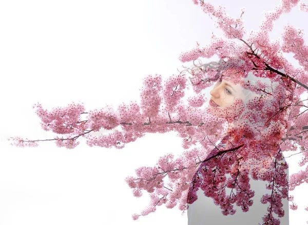 Junge Frau Mit Langen Lockigen Haaren Vor Einer Blühenden Sakura — Stockfoto