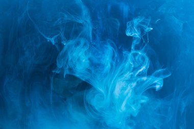 Parlak mavi ve beyaz su üzerinde mavi bir arka plan geliyor. Renkli su hareket soyut düşüş. Bulut su boya arka plan altında akrilik mürekkep.