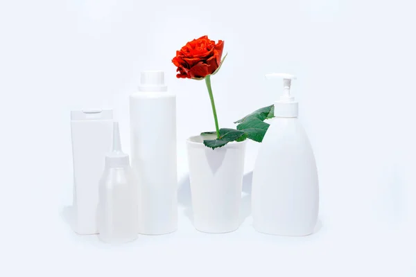 Regalo Bottiglie Plastica Cosmetica Sfondo Bianco Con Rosa Rossa Concetto — Foto Stock