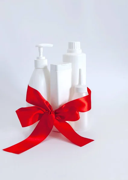 Regalo Bottiglie Plastica Cosmetica Sfondo Bianco Con Rosa Rossa Concetto — Foto Stock