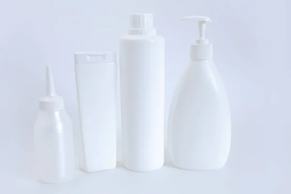 Gave Van Cosmetische Plastic Flessen Een Witte Achtergrond Concept Van — Stockfoto