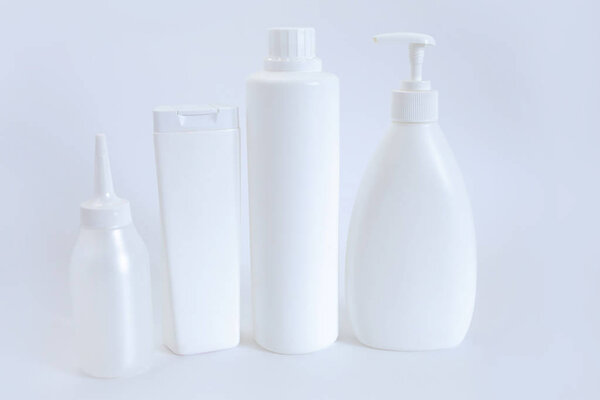 Подарок пластиковых бутылок на белом фоне. Концепция красоты и здоровья
.