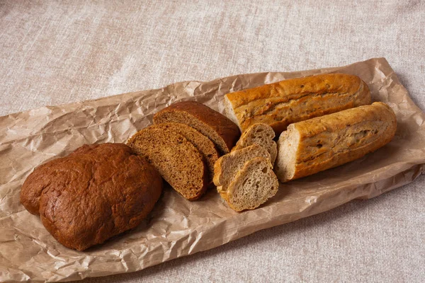 Другой Хлеб Чабатта Дрожжей Свежий Хлеб Бумажном Фоне Концепция Здорового — стоковое фото