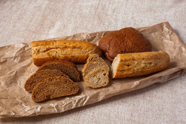 別のパン酵母なしチャバタ キャンバスの背景紙で焼きたてのパン 健康食品のコンセプト — ストック写真
