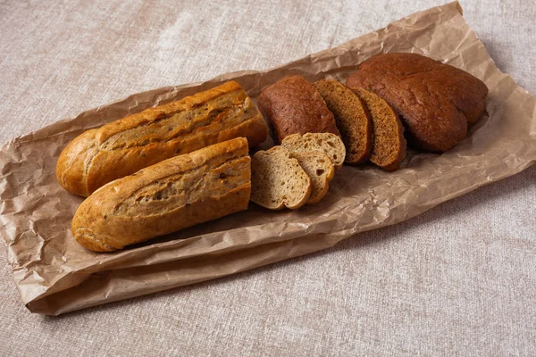 別のパン酵母なしチャバタ キャンバスの背景紙で焼きたてのパン 健康食品のコンセプト — ストック写真