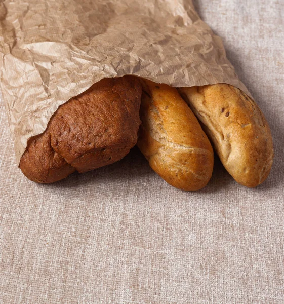 Pão Ciabatta Diferente Sem Fermento Pão Fresco Papel Sobre Fundo — Fotografia de Stock