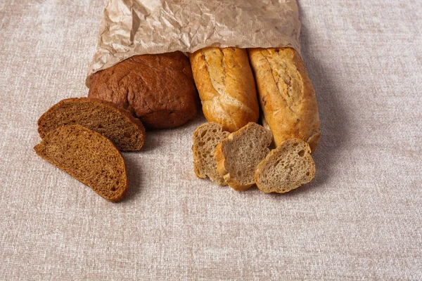 Farklı Ekmek Ciabatta Maya Olmadan Kağıt Tuval Zemin Üzerine Taze — Stok fotoğraf