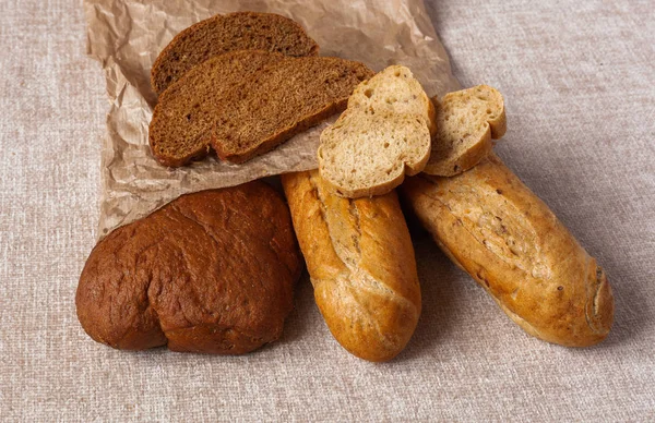 Pão Ciabatta Diferente Sem Fermento Pão Fresco Papel Sobre Fundo — Fotografia de Stock