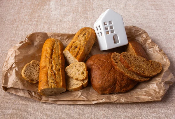Другой Хлеб Чабатта Дрожжей Свежий Хлеб Бумаге Белым Домом Фоне — стоковое фото