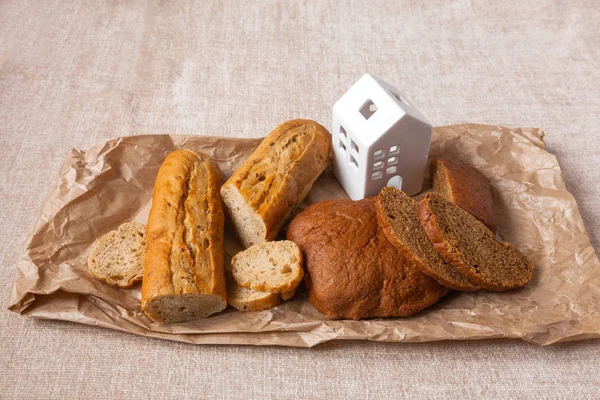 Другой Хлеб Чабатта Дрожжей Свежий Хлеб Бумаге Белым Домом Фоне — стоковое фото