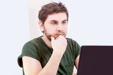 Resmi olmayan erkek Öğretmen sınıfta ders olarak portresi. Yaratıcı genç adam online bilgisayarda öğretir.