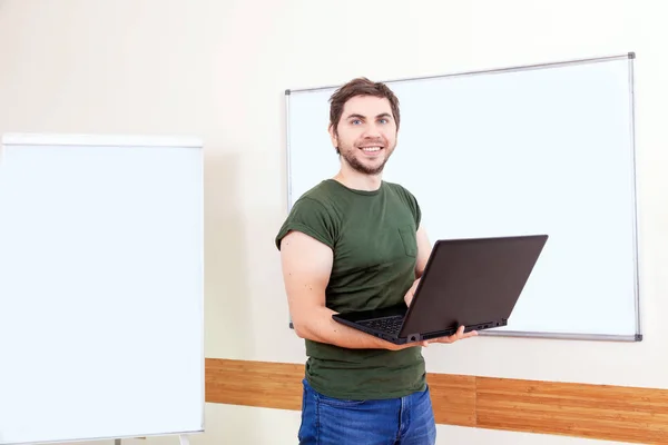 Retrato Profesor Informal Aula Con Portátil Contra Pizarra Blanca — Foto de Stock