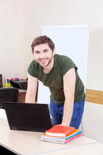 Retrato Professor Masculino Informal Sala Aula Sobre Lição Jovem Criativo — Fotografia de Stock