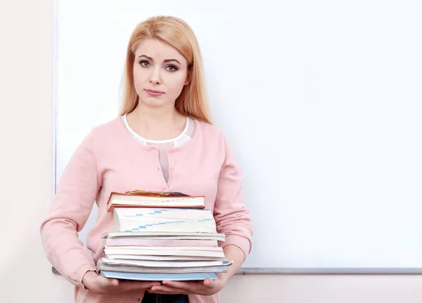Porträt Einer Blonden Lehrerin Klassenzimmer Vor Der Weißen Schultafel Eine — Stockfoto