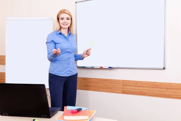 Retrato Profesora Rubia Aula Contra Consejo Escolar Blanco — Foto de Stock