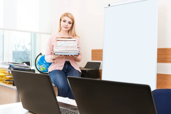 Retrato Professora Loira Sala Aula Com Diretoria Escola Branca Uma — Fotografia de Stock