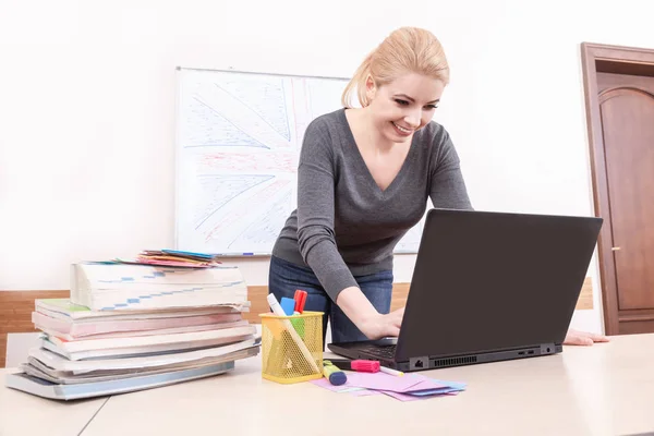 Retrato Jovem Loira Chão Branco Com Computador Senhora Escritório Ensina — Fotografia de Stock