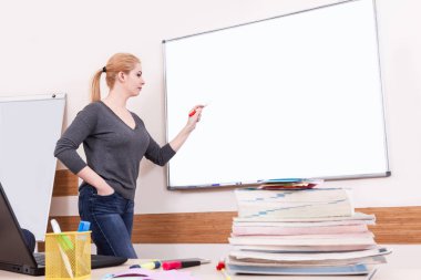 Beyaz arka planda bilgisayar ile sarışın genç kadın portresi. Bayan Office online öğretir.