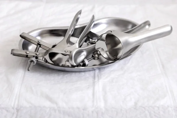 Jinekolojik steril araçları. Bir sürü beyaz zemin üzerine jinekolog aletleri. Üstten Görünüm.