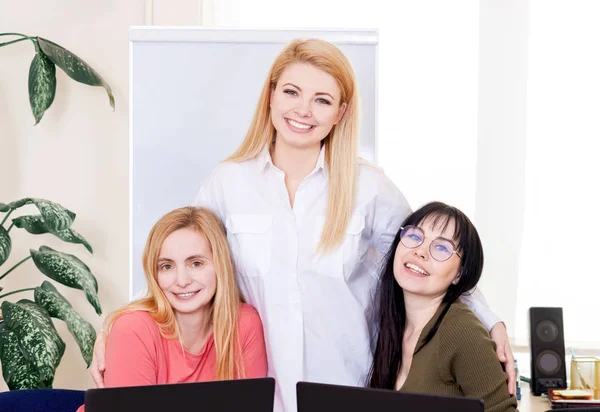 Lección profesor escuela mesa ordenador empresa equipo trabajo espacio clase compañero grupo mujer 50 plus — Foto de Stock