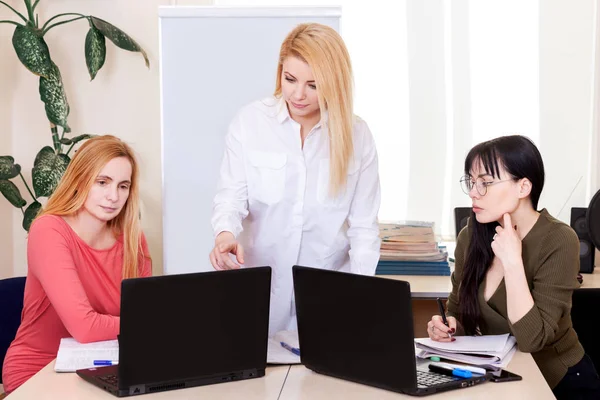 Professor de aula mesa da escola computador equipe de negócios espaço de trabalho companheiro de classe grupo mulher 50 plus — Fotografia de Stock