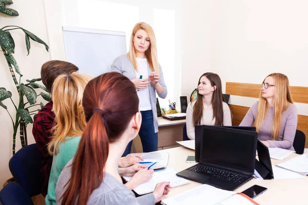 Lekce učitel školy stůl počítač týmu prostoru pokoj business class mate skupina žena muž — Stock fotografie