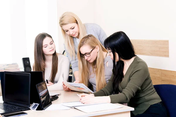 Lección profesor escuela mesa ordenador empresa equipo espacio de trabajo clase compañero grupo mujer hombre habitación — Foto de Stock