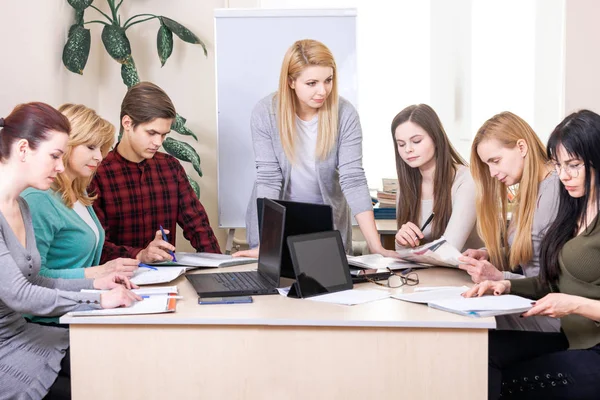 Lição professor escola computador negócios equipe trabalho espaço classe companheiro grupo mulher homens treinador banco — Fotografia de Stock