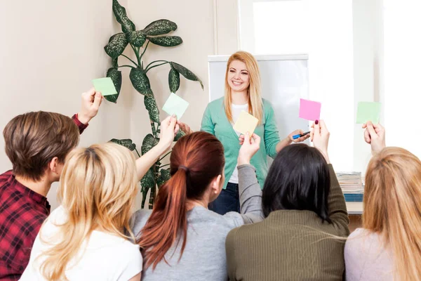 Lección profesor escuela ordenador empresa equipo trabajo espacio clase compañero grupo mujer hombres entrenador banco — Foto de Stock