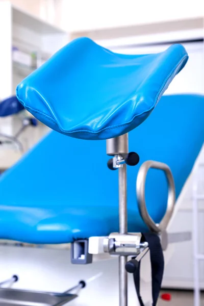 Гінекологічна кімната гінеколог Стілець обладнання інструмент синьо-біла клініка лікарня — стокове фото
