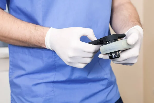 Дерматолог вивчає пристрій контролю раку моля рукою перевірка сканування телефону — стокове фото