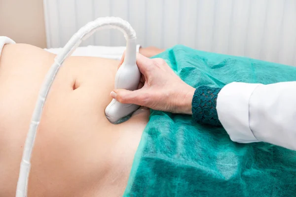 Médico ultrasonido abdominal examinar clínica paciente cuerpo mano exploración verde prueba USI ondas no invasivas —  Fotos de Stock