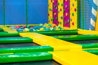 Çocuk oyun alanı Içinde plastik oyuncak renkli oyun zemin halat