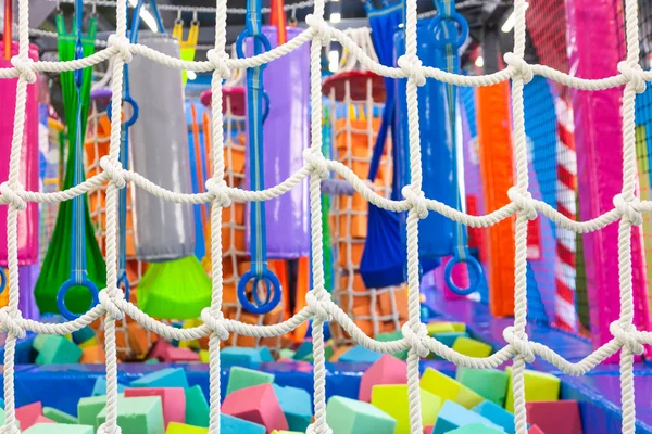 Niños parque infantil Dentro de juguete plástico colorido patio cuerda — Foto de Stock