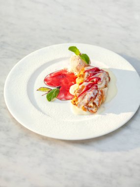 Elma strudel tablo üzüm dondurma nane şeker meyve sos kırmızı yeşil üst görünümü yakın