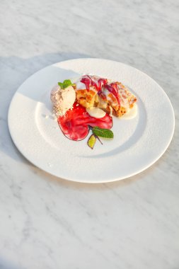 Elma strudel tablo üzüm dondurma nane şeker meyve sos kırmızı yeşil üst görünümü yakın