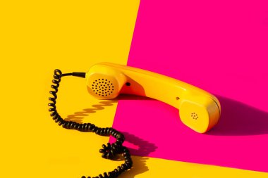 Retro bağbozumu telefon ahize sarı pembe kırmızı mor plastik turuncu disko arka plan gölge 90