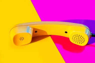 Retro bağbozumu telefon ahize sarı pembe kırmızı mor plastik turuncu disko arka plan gölge 90