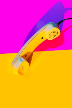 Retro bağbozumu telefon ahize sarı pembe kırmızı mor plastik turuncu disko arka plan gölge 90