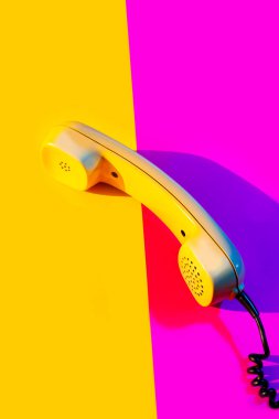 Retro bağbozumu telefon ahize sarı pembe kırmızı mor plastik turuncu disko arka plan gölge 90