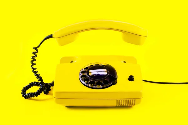 Ретро винтажный телефон телефон телефон желтый пластик оранжевый диско фон старый стиль тени 90 — стоковое фото