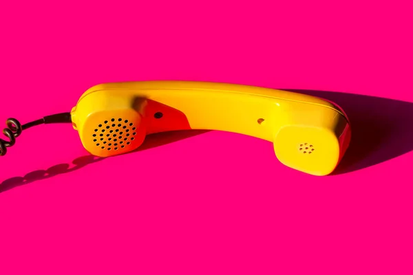 Rétro téléphone vintage combiné jaune rose rouge violet plastique orange disko fond vieux style ombre 90 — Photo