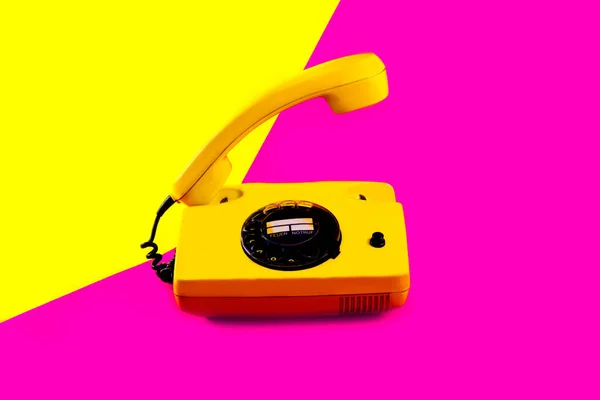 Retro vintage teléfono teléfono amarillo rosa rojo púrpura plástico naranja disko fondo viejo estilo sombra 90 — Foto de Stock