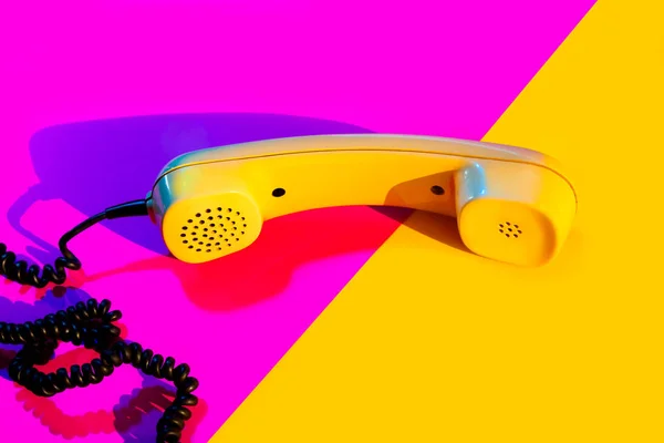 레트로 빈티지 전화 핸드셋 옐로우 핑크 레드 퍼플 플라스틱 오렌지 미식 배경 오래 된 스타일의 그림자 90 — 스톡 사진
