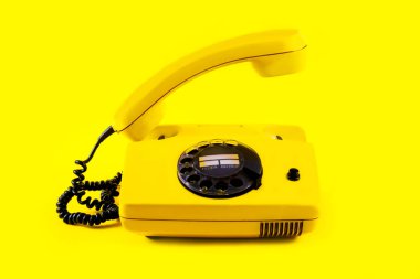 Retro Vintage telefon ahize plastik sarı disko arka plan eski stil 90 telefon yanıt çağrı yükseltilmiş