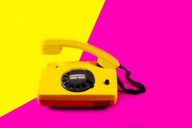 Arka plan gölge eski telefon beyaz sarı pembe kırmızı mor plastik turuncu 90 cevap yükseltilmiş