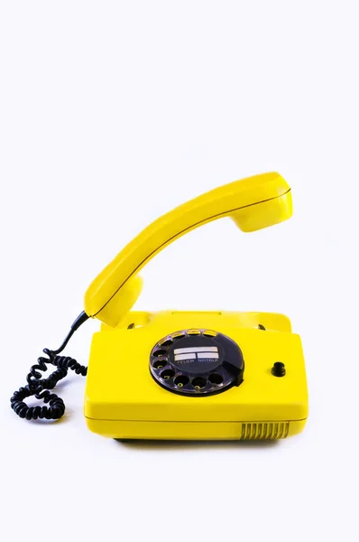 Retro vintage telefon kézibeszélő sárga műanyag fehér Disko háttérben régi stílusú 90 telefon válasz hívás emelt — Stock Fotó